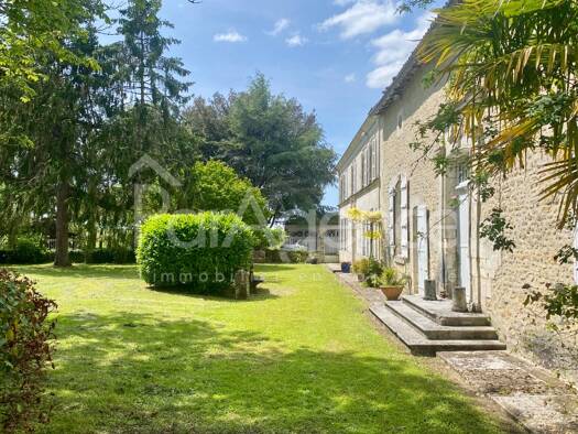 Villa à vendre 720 000 € 14 pièces 5 chambres 654 m² 25 141 m² de terrain Saint-André-de-Lidon 17260