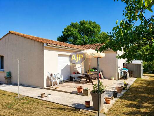 Maison de plain-pied à vendre 181 200 € 4 pièces 3 chambres 90 m² 1 900 m² de terrain Beaugeay 17620