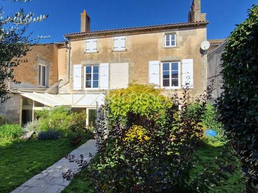 Maison de ville à vendre 216 000 € 9 pièces 6 chambres 211 m² Valence-en-Poitou 86700