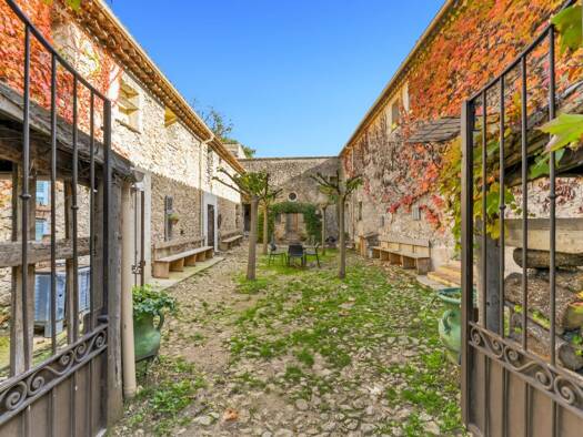 Maison à vendre 2 860 000 € 9 pièces 8 chambres 678 m² 263 000 m² de terrain Le Broc 06510