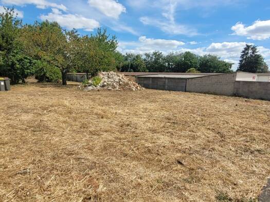 Terrain constructible à vendre 125 000 € 1 229 m² de terrain Champ de Foire Cognac 16100