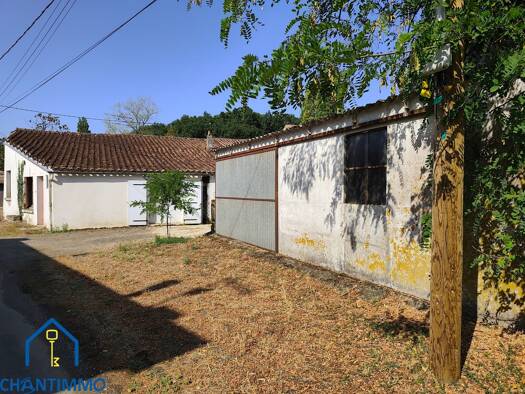 Maison de plain-pied à vendre 44 000 € 4 pièces 2 chambres 98,73 m² 288 m² de terrain Bournezeau 85480