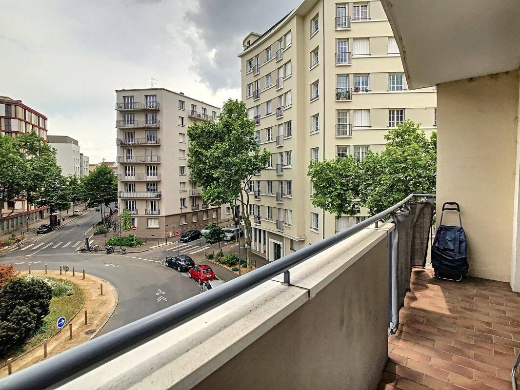 T2 NON MEUBLE - 45 m2 - BALCON - CAVE - 69100 VILLEURBANNE — 2
