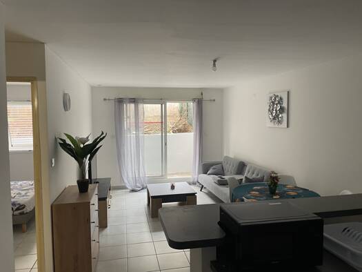 Appartement à louer 825 € 2 pièces 1 chambre 42 m² RDC/2 La Montagne 97417