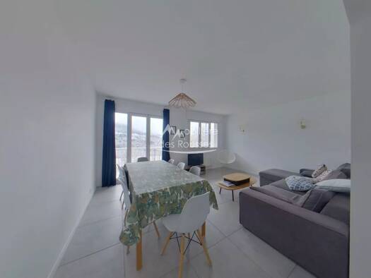 Appartement à louer 1 060 € 4 pièces 3 chambres 79 m² Étage 1/2 Bellefontaine 39400