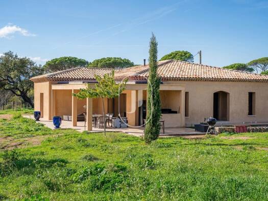 Maison de plain-pied à vendre 999 000 € 4 pièces 3 chambres 200 m² 25 000 m² de terrain La Garde-Freinet 83680