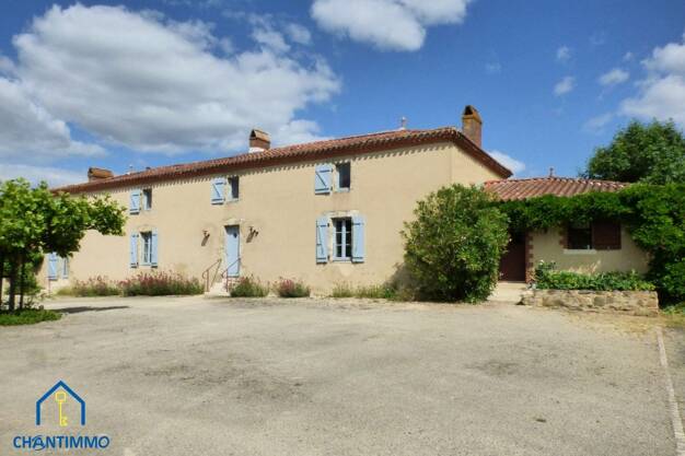 Maison à vendre 454 575 € 7 pièces 5 chambres 266,8 m² 3 002 m² de terrain Chantonnay 85110