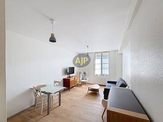 Appartement à louer 614 € 1 pièce 28 m² Étage 1/2 Centre Ville Nord Rochefort 17300