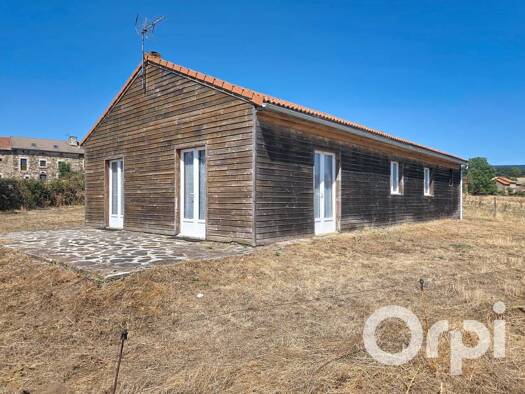 Maison de plain-pied à vendre 95 000 € 3 pièces 2 chambres 80 m² 2 081 m² de terrain Lorcières 15320