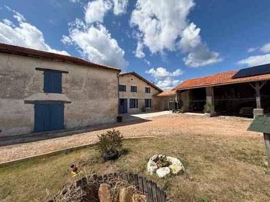 Maison à vendre 253 000 € 6 pièces 3 chambres 205 m² 2 552 m² de terrain Le Fouilloux 17270