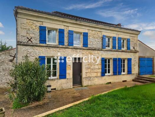 Maison à vendre 265 000 € 6 pièces 3 chambres 176 m² 4 890 m² de terrain Saint-Hilaire-de-Villefranche 17770