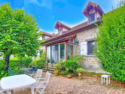 Maison à vendre 275 000 € 6 pièces 3 chambres 155 m² 2 750 m² de terrain Charmoy 71710