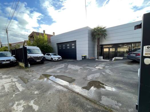 Local d'activités à louer 5 250 € 415 m² d'espace de stockage Saint-Maur-des-Fossés 94100