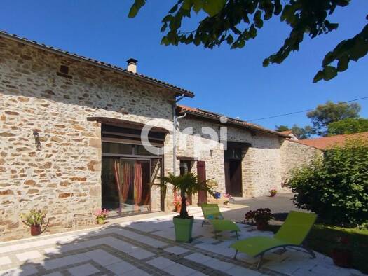 Maison à vendre 315 000 € 5 pièces 4 chambres 160 m² 13 889 m² de terrain Peyrilhac 87510