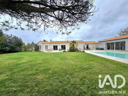 Maison de plain-pied à vendre 410 500 € 8 pièces 7 chambres 135 m² 3 041 m² de terrain Essarts en Bocage 85140