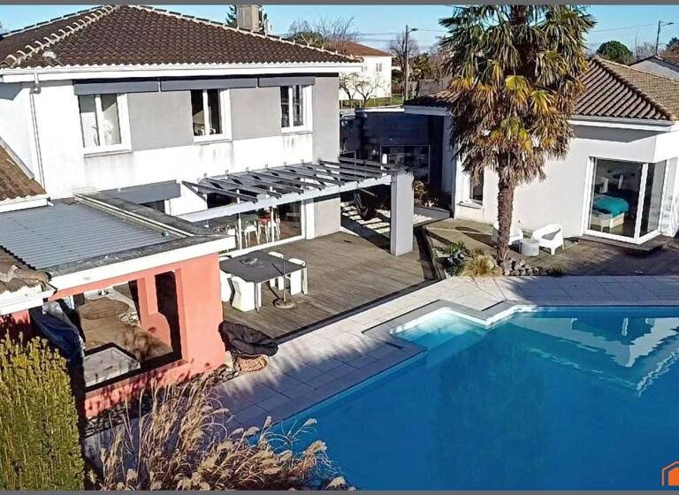 Maison à vendre 399 900 € 7 pièces 6<br/>chambres 228 m²<br/>superficie 950 m²<br/>terrain Angouleme 16000