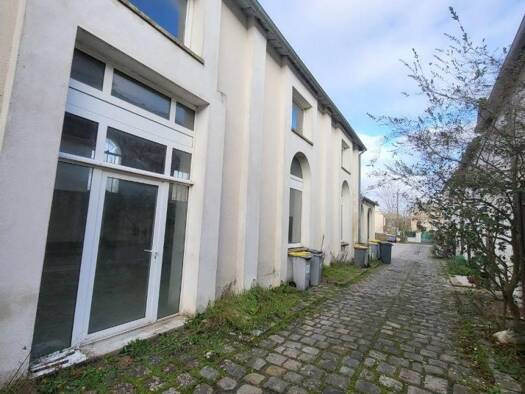 Local d'activités à vendre 421 000 € 300 m² d'espace de stockage Rive du Loing Nemours 77140