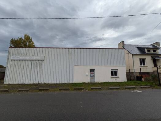 Local d'activités à louer 950 € 215 m² d'espace de stockage Marzan 56130
