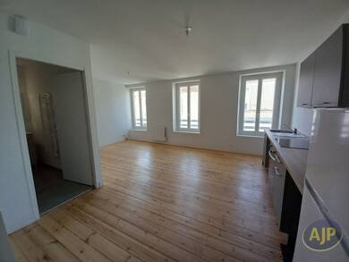 Appartement à louer 661 € 3 pièces 1 chambre 55 m² 1er étage Lesparre Medoc 33340