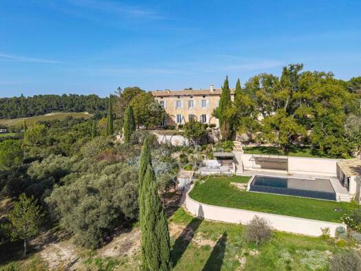 Villa à vendre 3 380 000 € 12 pièces 9 chambres 493 m² 26 774 m² de terrain Aix-en-Provence 13100