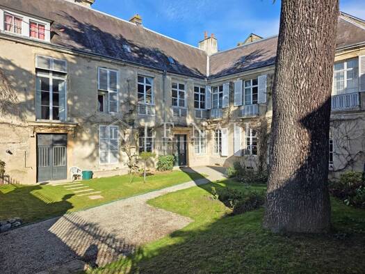 Maison de ville à vendre 535 000 € 11 pièces 7 chambres 426 m² 571 m² de terrain Alençon 61000