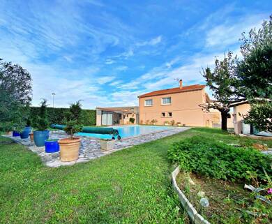 Villa à vendre - de 1.1M € 6 pièces 5 chambres 207 m² 1 236 m² de terrain Est Saint-Péray 07130