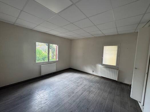 Local commercial à louer 420 € 132 m² de surface de vente Hors Centre Ville Le Coteau 42120