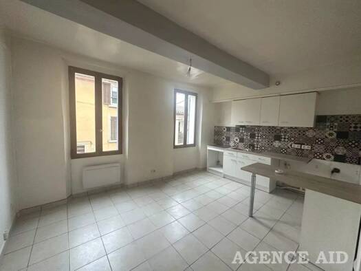 Appartement à louer 546 € 2 pièces 1 chambre 31,3 m² Étage 1/3 Cuges-les-Pins 13780