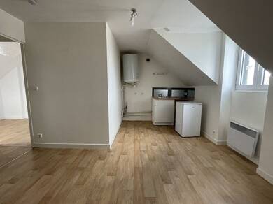 Appartement à louer 405 € 2 pièces 1 chambre 25 m² Dernier étage, Étage 2/2 Laval 53000