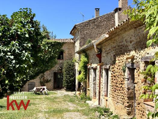 Maison à vendre 1 200 000 € 1 pièce 1 chambre 435 m² 968 570 m² de terrain Greoux les Bains 04800