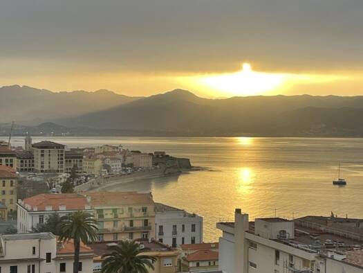 Appartement à louer 1 400 € 4 pièces 3 chambres 106 m² 2ème étage Ajaccio 20000