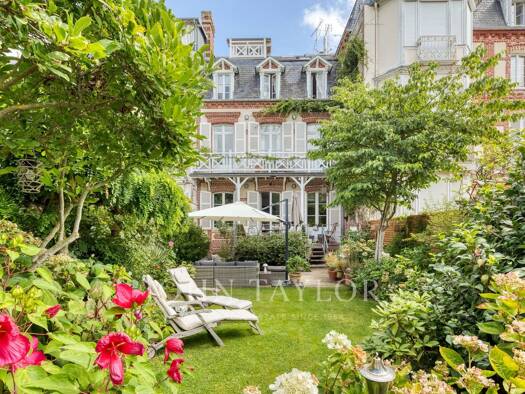 Hôtel particulier à vendre de 3M à 10M € 8 pièces 6 chambres 350 m² 180 m² de terrain Deauville 14800