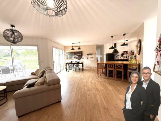 Maison à louer 1 600 € 6 pièces 4 chambres 133 m² 1 000 m² de terrain Le Village-Côteaux de Chasse Nord L'Isle-d'Abeau 38080