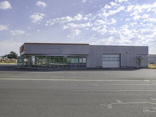 Local d'activités à vendre 840 000 € 1 171 m² d'espace de stockage Aurillac 15000