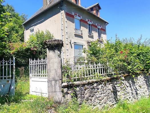 Maison à vendre 200 000 € 10 pièces 8 chambres 179 m² 6 944 m² de terrain Neuvic 19160