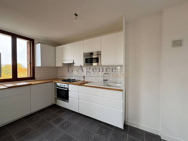 Appartement à vendre 219 000 € 3 pièces 2 chambres 64 m² Étage 6/6 Les Lycées-La Forêt-Le Château Chantilly 60500