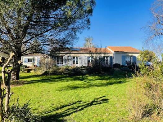 Maison de plain-pied à vendre 365 000 € 6 pièces 3 chambres 161 m² 5 583 m² de terrain Saint-André-de-Lidon 17260