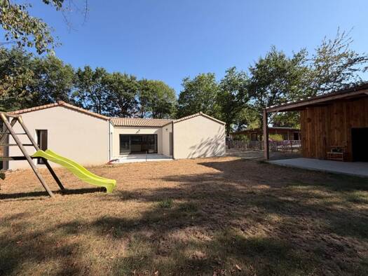 Maison de plain-pied à vendre - Première occupation 397 000 € 6 pièces 4 chambres 146 m² 783 m² de terrain Partie Est Campagne-Agglomeration Aizenay 85190
