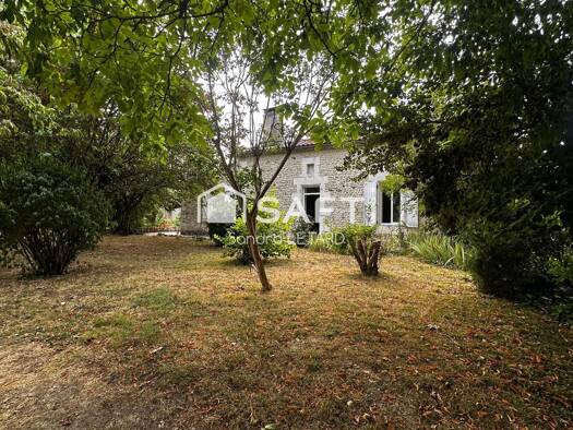 Maison de plain-pied à vendre 145 000 € 3 pièces 2 chambres 97 m² 3 186 m² de terrain Boisné-La Tude 16320
