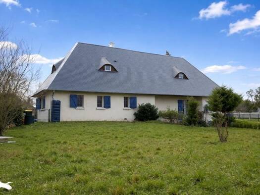 Maison à vendre 249 900 € 6 pièces 4 chambres 161 m² 3 428 m² de terrain Aéroport Bourges 18000