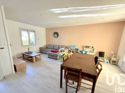 Maison de plain-pied à vendre 123 500 € 4 pièces 2 chambres 72 m² 397 m² de terrain Hambers 53160