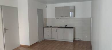 Appartement à louer 450 € 2 pièces 1 chambre 37 m² Étage 1/2 Vallon-Pont-d'Arc 07150