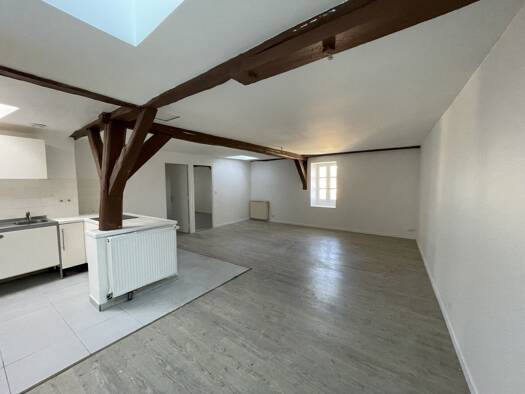 Appartement à louer 498 € 3 pièces 2 chambres 72 m² Étage 3/3 Ouest Clamecy 58500