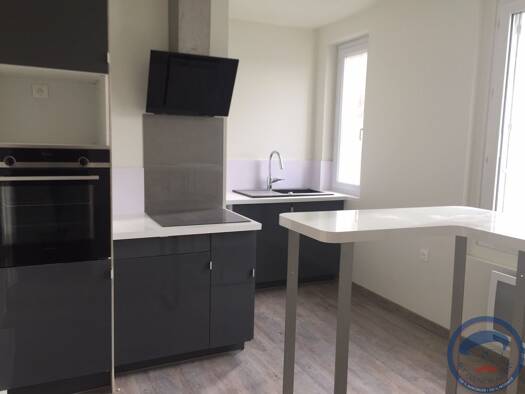 Appartement à louer 760 € 3 pièces 2 chambres 73 m² Étage 1/2 Amboise 37400