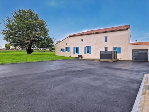 Maison à vendre 237 000 € 7 pièces 3 chambres 178 m² 4 444 m² de terrain Saint-Ciers-du-Taillon 17240