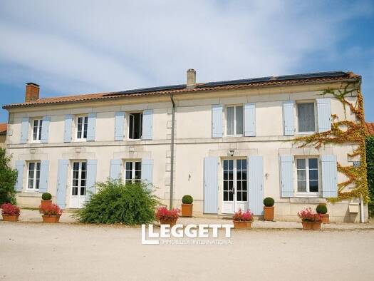 Maison à vendre 299 000 € 7 pièces 4 chambres 164 m² 972 m² de terrain Boscamnant 17360