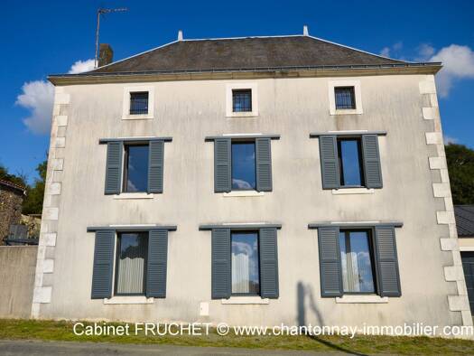 Maison à vendre 315 000 € 6 pièces 4 chambres 232 m² 1 335 m² de terrain Chantonnay 85110