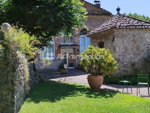 Maison de plain-pied en viager 265 000 € 9 pièces 3 chambres 210 m² 1 977 m² de terrain Lasalle 30460