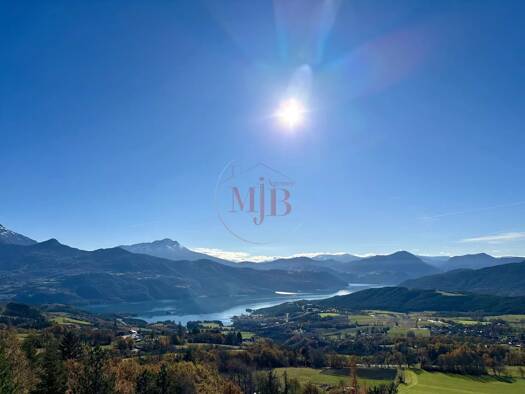Chalet à vendre - Neuf 1 480 000 € 6 pièces 4 chambres 215 m² 1 205 m² de terrain Prunières 05230