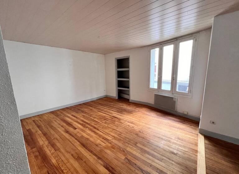 Appartement à vendre 139 000 € 4 pièces 3<br/>chambres 116 m²<br/>superficie 1/3<br/>étage Centre Ancien Foix 09000